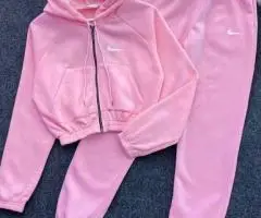 vêtements femme et basket - 7