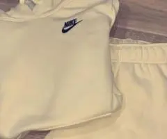 vêtements femme et basket - 12