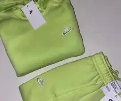vêtements femme et basket - 13